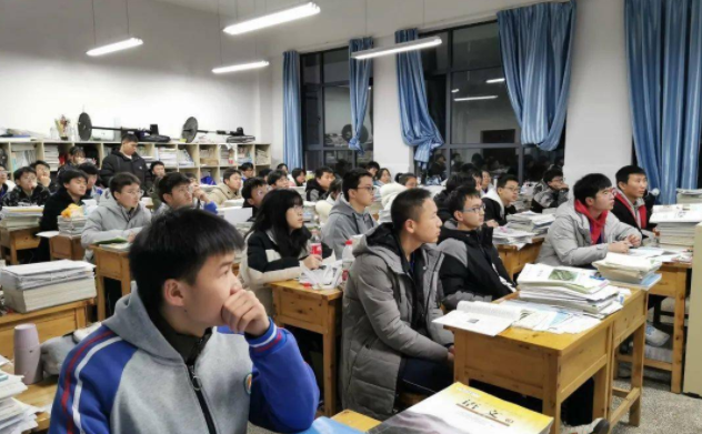 教师指导下推动主动发展在严谨学业质量基础上促进多元进步