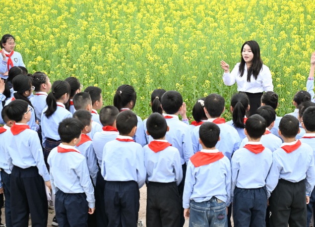 小小礼仪引导员们热心迎接同学们归来大家手持绿色心愿卡 小小礼仪引导员们热心迎接同学们归来大家手持绿色心愿卡