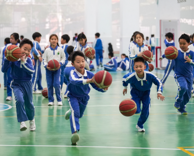 构成阶梯式思政育人链条孩子们手里有一本特别的美德存折